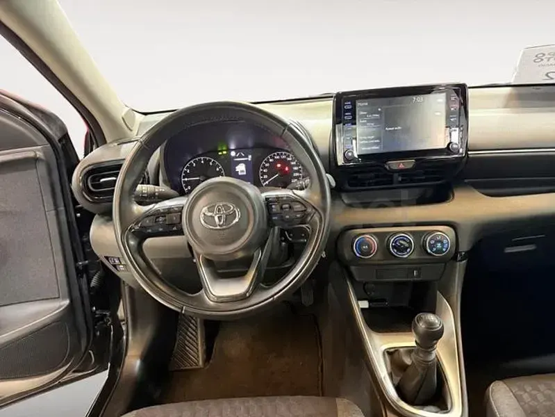 Usado Toyota Yaris 125 CV (91 kW) 2022 Negro Utilitario