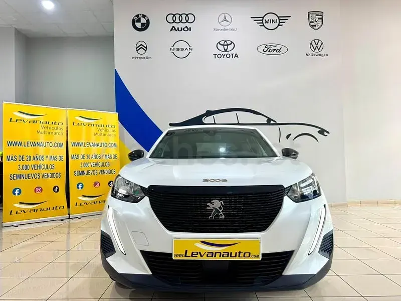 Usado Peugeot 2008 Active 131 CV (96 kW) 2023 Blanco SUV