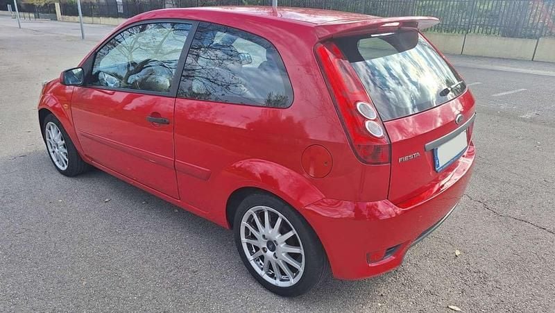 Usado Ford Fiesta Sport 90 CV (66 kW) 2006 Rojo Utilitario