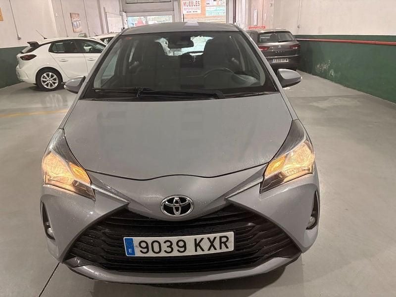 Usado Toyota Yaris Business Edition 69 CV (50 kW) 2019 Beige Berlina