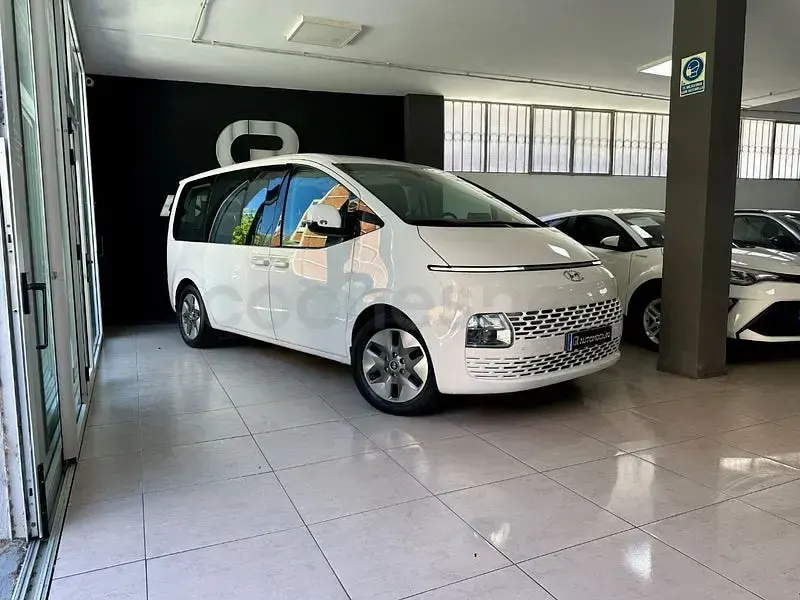 Usado Hyundai Staria 177 CV (130 kW) 2022 Blanco Monovolumen