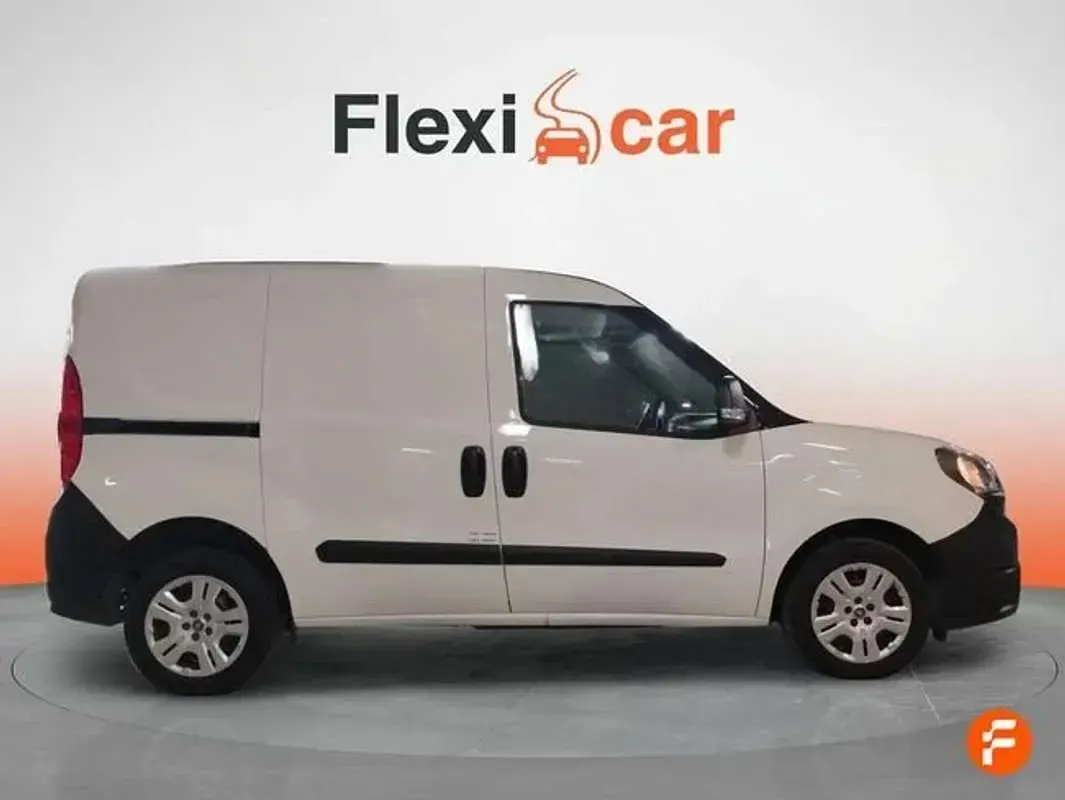 Usado Fiat Doblò 105 CV (77 kW) 2022 Blanco Monovolumen