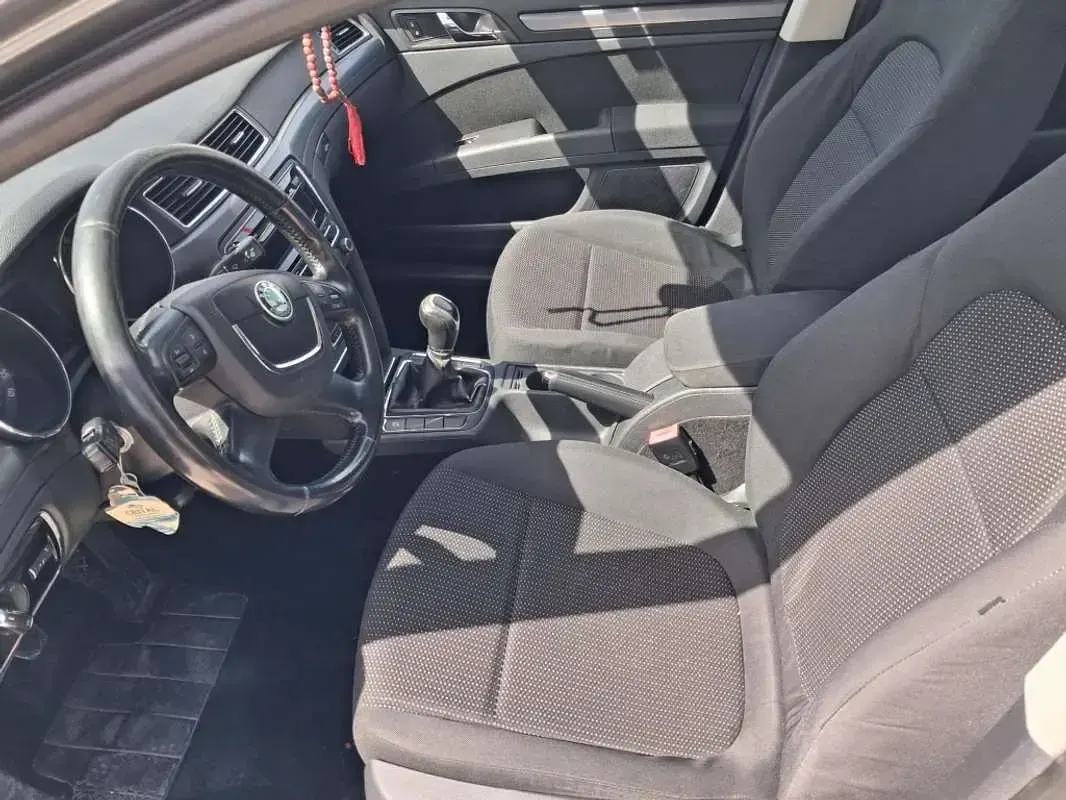 Usado Skoda Superb Active 140 CV (102 kW) 2013 Gris Berlina