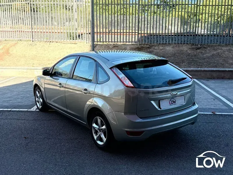 Usado Ford Focus Trend 109 CV (80 kW) 2010 Gris / plata Berlina
