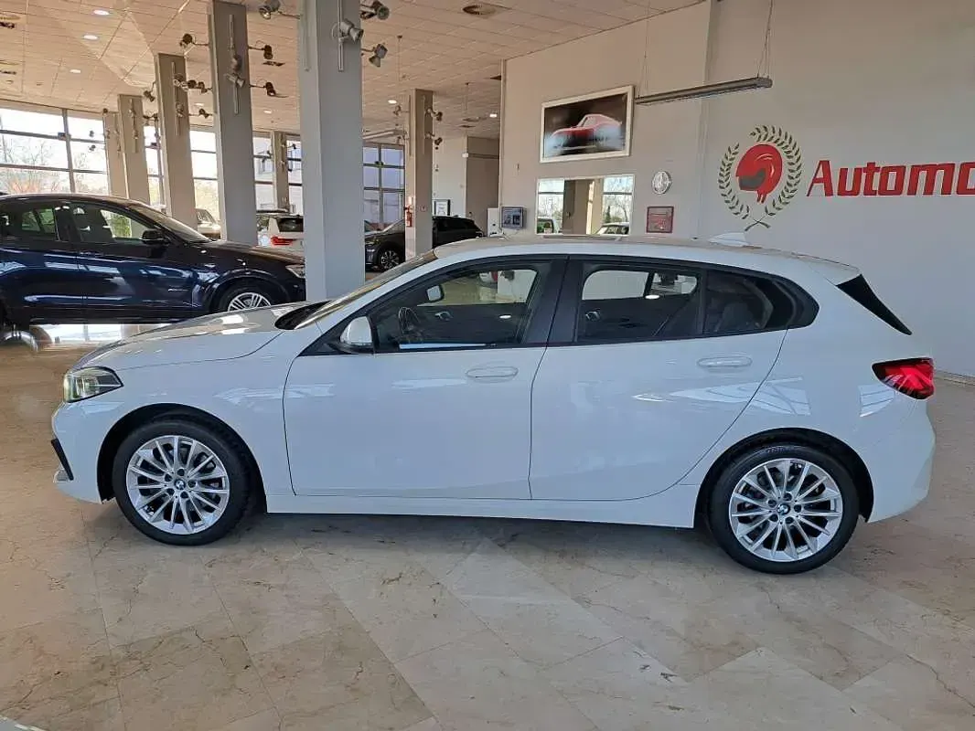 Usado BMW 118 Comfort Edition 136 CV (100 kW) 2022 Blanco Utilitario