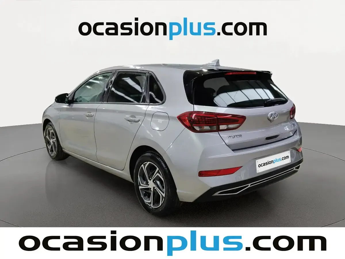 Usado Hyundai i30 120 CV (88 kW) 2022 Plateado Utilitario