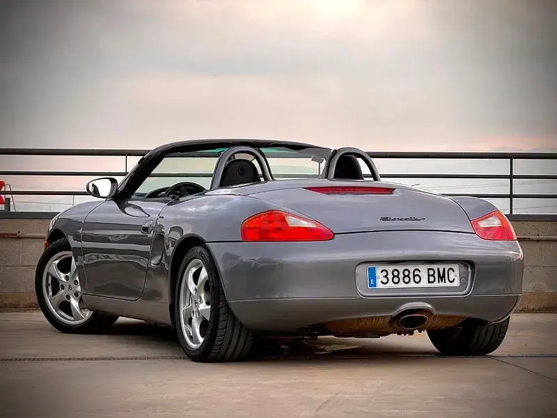 Usado Porsche Boxster 220 CV (161 kW) 2001 Gris / plata Descapotable
