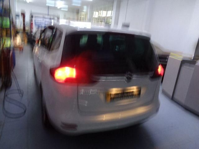 Usado Opel Zafira Family 140 CV (102 kW) 2018 Blanco Monovolumen