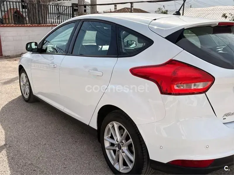 Usado Ford Focus Trend 120 CV (88 kW) 2018 Blanco Berlina