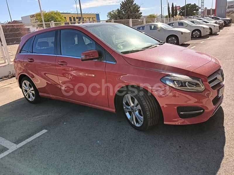 Usado Mercedes B180 122 CV (89 kW) 2018 Rojo Monovolumen