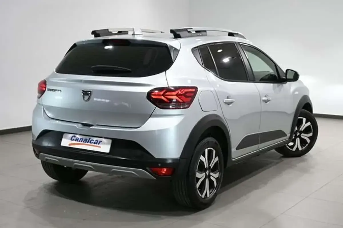 Usado Dacia Sandero Essentiel 91 CV (66 kW) 2021 Gris Utilitario