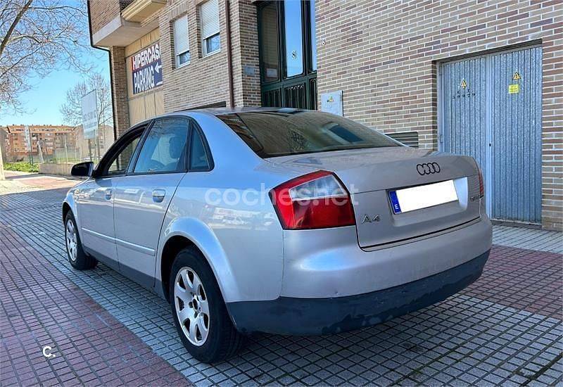 Usado Audi A4 130 CV (95 kW) 2004 Gris / plata Berlina