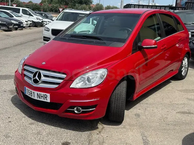 Usado Mercedes B200 140 CV (102 kW) 2010 Granate Monovolumen