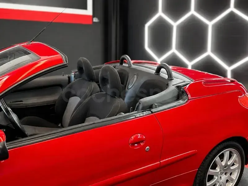 Usado Peugeot 206 138 CV (101 kW) 2003 Rojo Descapotable