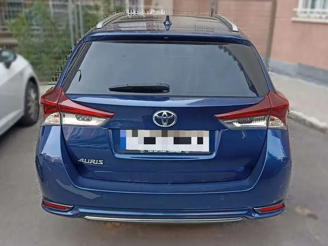 Usado Toyota Auris Active 111 CV (81 kW) 2017 Azul Familiar