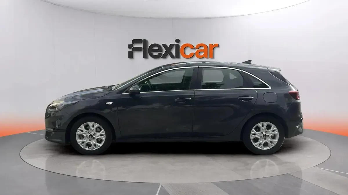 Usado Kia Ceed 136 CV (100 kW) 2023 Gris Utilitario