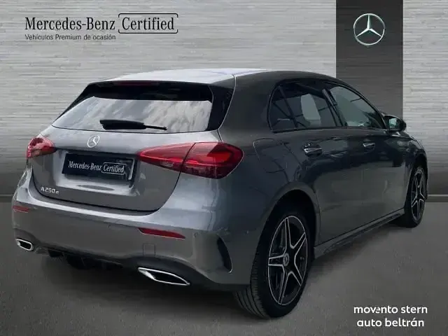 Usado Mercedes A250 Advanced 218 CV (160 kW) 2025 Gris / plata Berlina