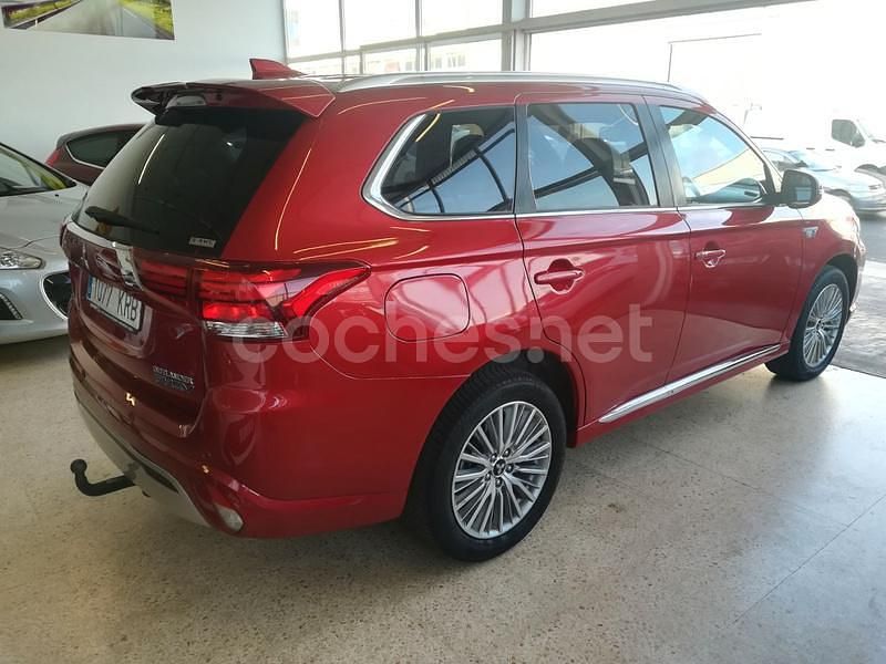 Usado Mitsubishi Outlander P-HEV 224 CV (164 kW) 2018 Granate SUV