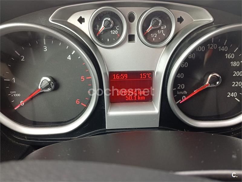 Usado Ford Focus Titanium 115 CV (84 kW) 2011 Gris / plata Berlina