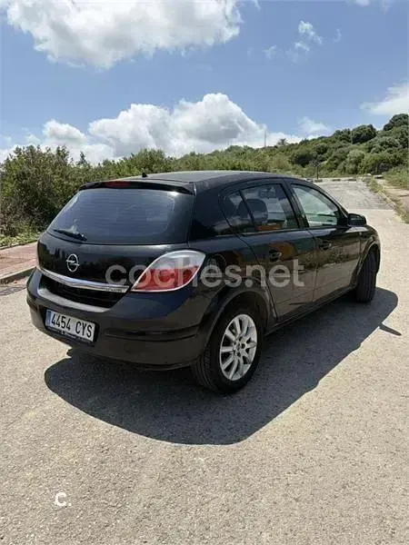 Usado Opel Astra Cosmo 100 CV (73 kW) 2004 Negro Berlina