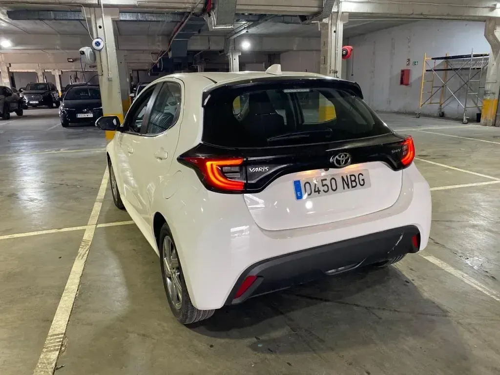 Usado Toyota Yaris Hybrid Active 115 CV (84 kW) 2025 Blanco Berlina