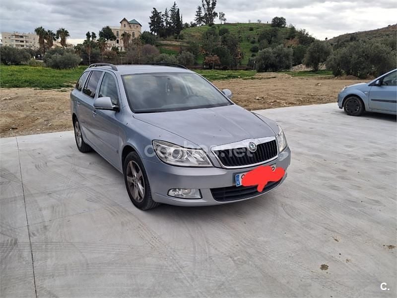 Usado Skoda Octavia Family 105 CV (77 kW) 2011 Gris / plata Berlina