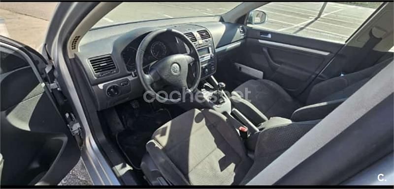 Usado VW Jetta Trendline 105 CV (77 kW) 2007 Gris / plata Berlina