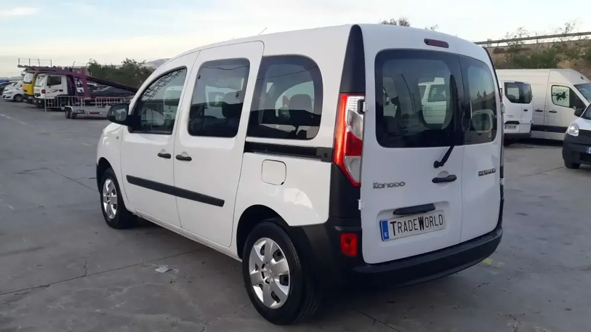Usado Renault Kangoo LIMITED 95 CV (69 kW) 2021 Blanco Monovolumen