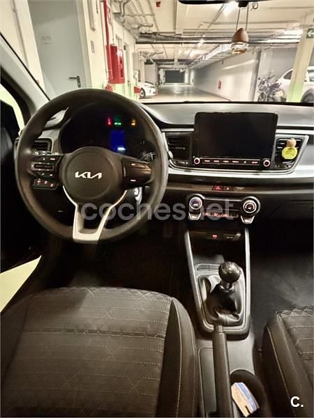 Usado Kia Rio 84 CV (61 kW) 2022 Gris / plata Berlina