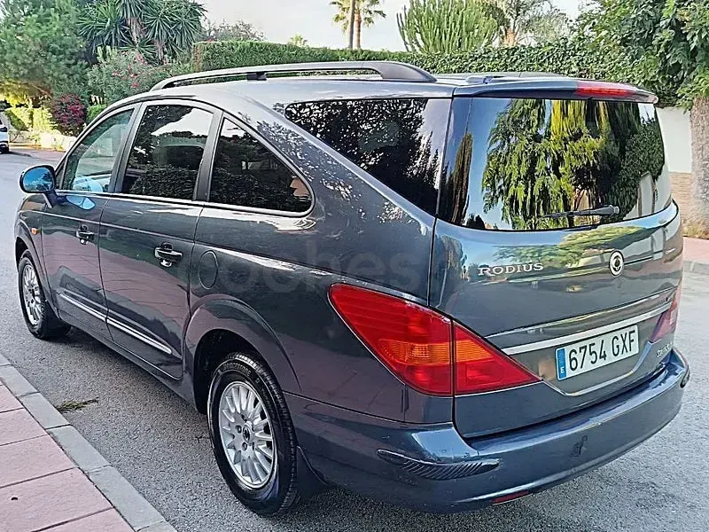 Usado SsangYong Rodius 165 CV (121 kW) 2010 Gris / plata Monovolumen