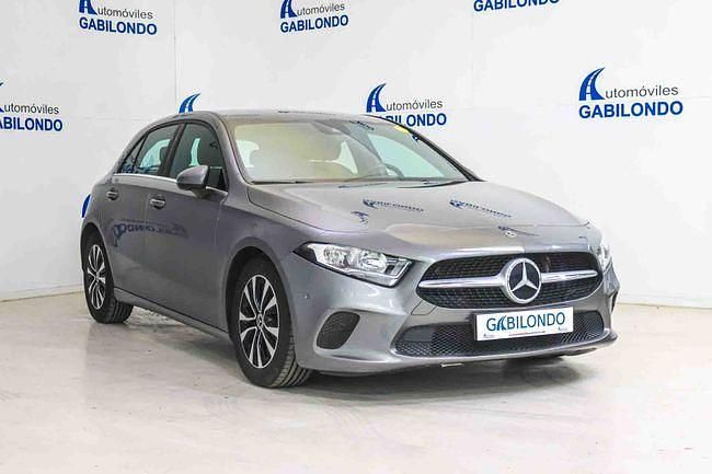Usado Mercedes A180 116 CV (85 kW) 2020 Gris Utilitario