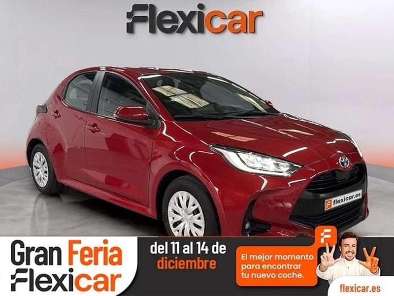 Burdeos Usado 2023 Toyota Yaris Hybrid Active Utilitario | 17.490 € (Buen precio) - Imagen 1/4