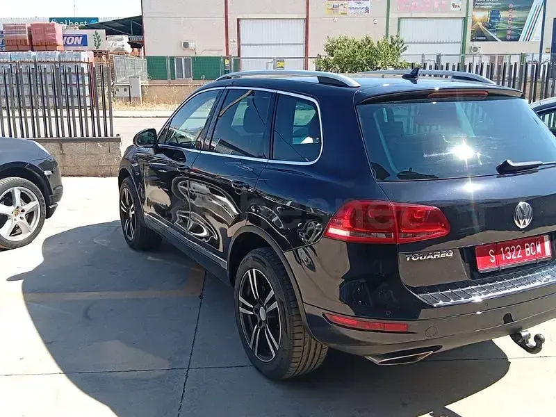 Usado VW Touareg 240 CV (176 kW) 2011 Negro SUV