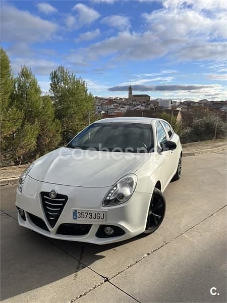 Blanco Usado 2015 Alfa Romeo Giulietta Distinctive Berlina | 8350 € (Precio justo) - Imagen 1/4