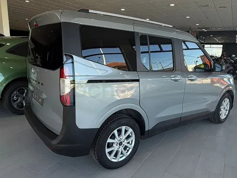 Usado Ford Tourneo Courier Titanium 125 CV (91 kW) 2025 Gris / plata Monovolumen
