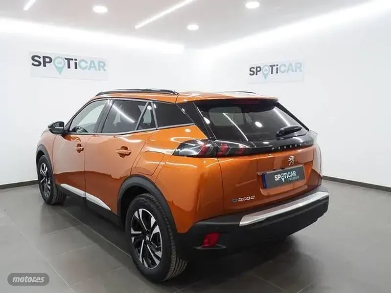 Usado Peugeot e-2008 Allure 100 kW (136 CV) 2023 Naranja SUV