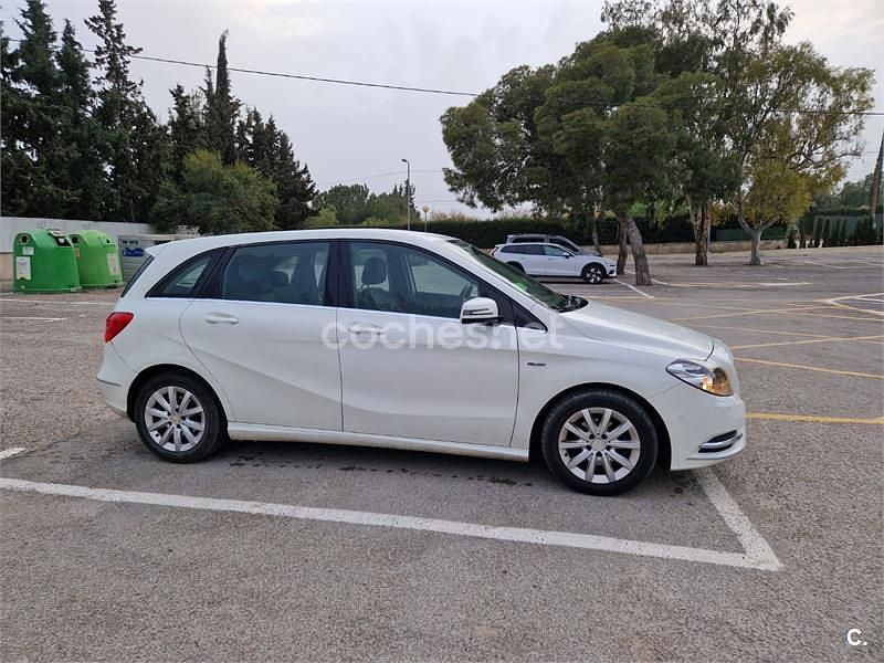 Usado Mercedes B180 109 CV (80 kW) 2012 Blanco Monovolumen