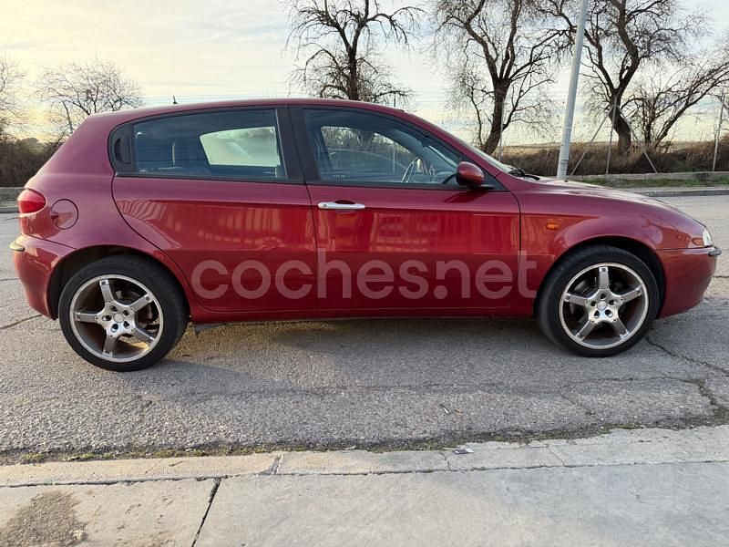 Usado Alfa Romeo 147 Distinctive 120 CV (88 kW) 2002 Granate Utilitario