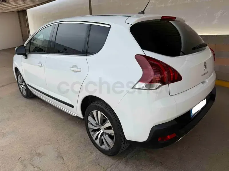Usado Peugeot 3008 Style 120 CV (88 kW) 2014 Blanco Familiar