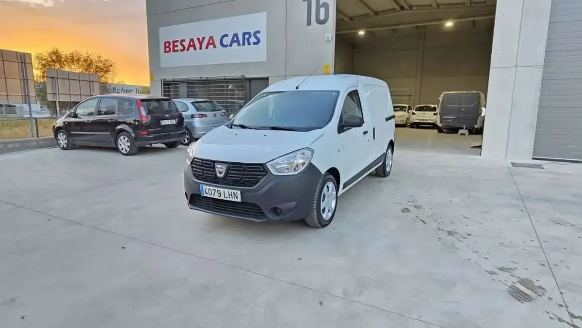 Usado Dacia Dokker Essentiel 102 CV (75 kW) 2020 Blanco Monovolumen