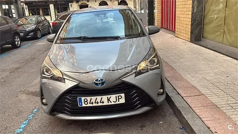 Usado Toyota Yaris Hybrid Active 100 CV (73 kW) 2018 Gris / plata Berlina