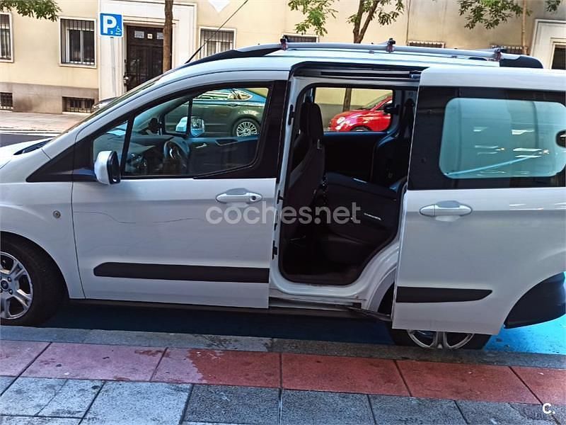 Usado Ford Tourneo Courier Trend 100 CV (73 kW) 2019 Blanco Monovolumen