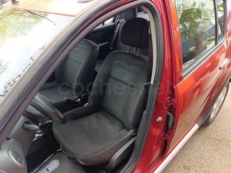 Usado Dacia Sandero Stepway 87 HP (63 kW) 2009 Vermelho Sedan