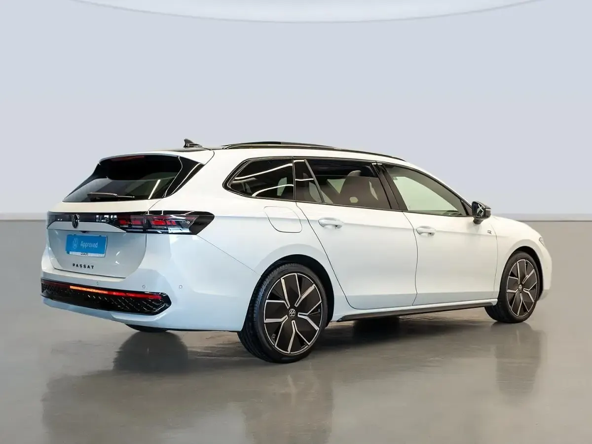 Usado VW Passat R-line 150 CV (110 kW) 2024 Blanco Familiar