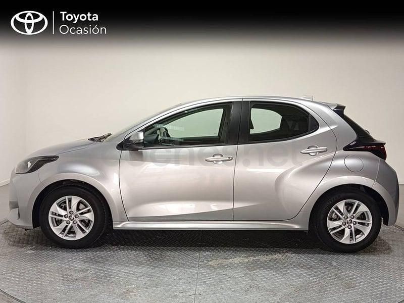 Usado Toyota Yaris Hybrid Business Edition 116 CV (85 kW) 2022 Gris / plata Berlina