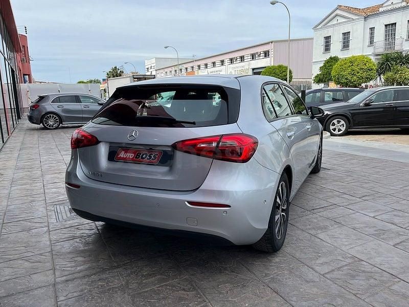 Usado Mercedes A180 116 CV (85 kW) 2022 Gris / plata Berlina
