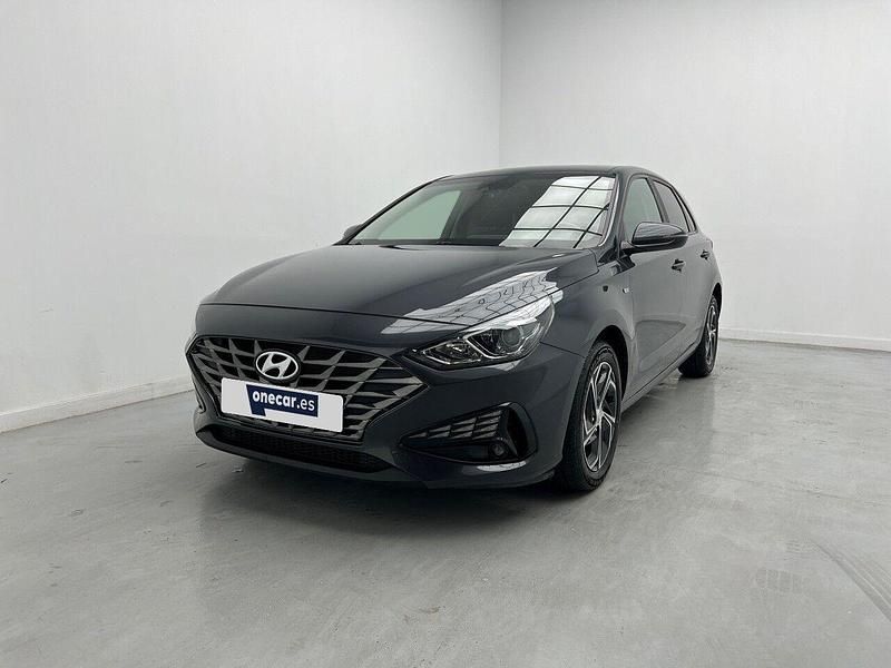 Gris Usado 2021 Hyundai i30 Berlina | 17.890 € (Precio justo) - Imagen 1/4