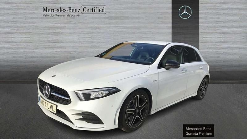 Usado Mercedes A180 AMG line 116 CV (85 kW) 2021 Blanco Berlina