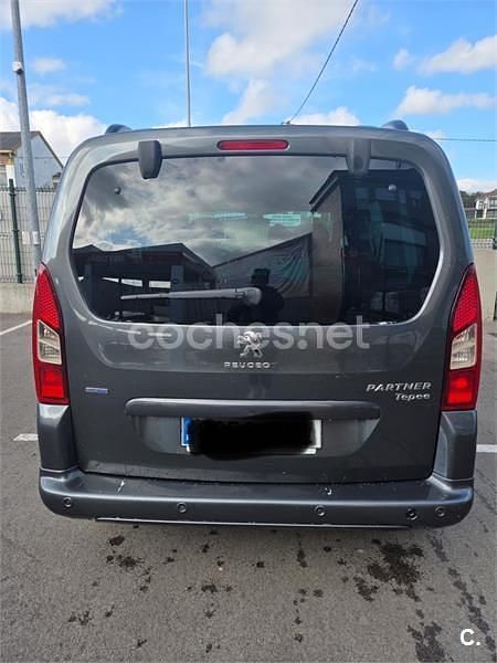 Usado Peugeot Partner Tepee Style 100 CV (73 kW) 2016 Gris / plata Monovolumen