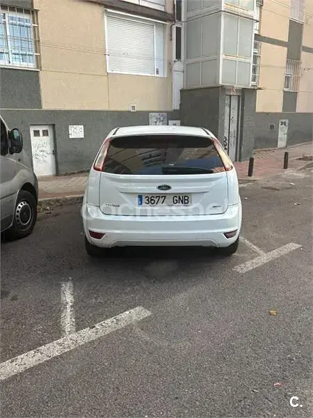 Usado Ford Focus Trend 109 CV (80 kW) 2009 Blanco Berlina